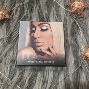 Huda Beauty winter highlighter palette!